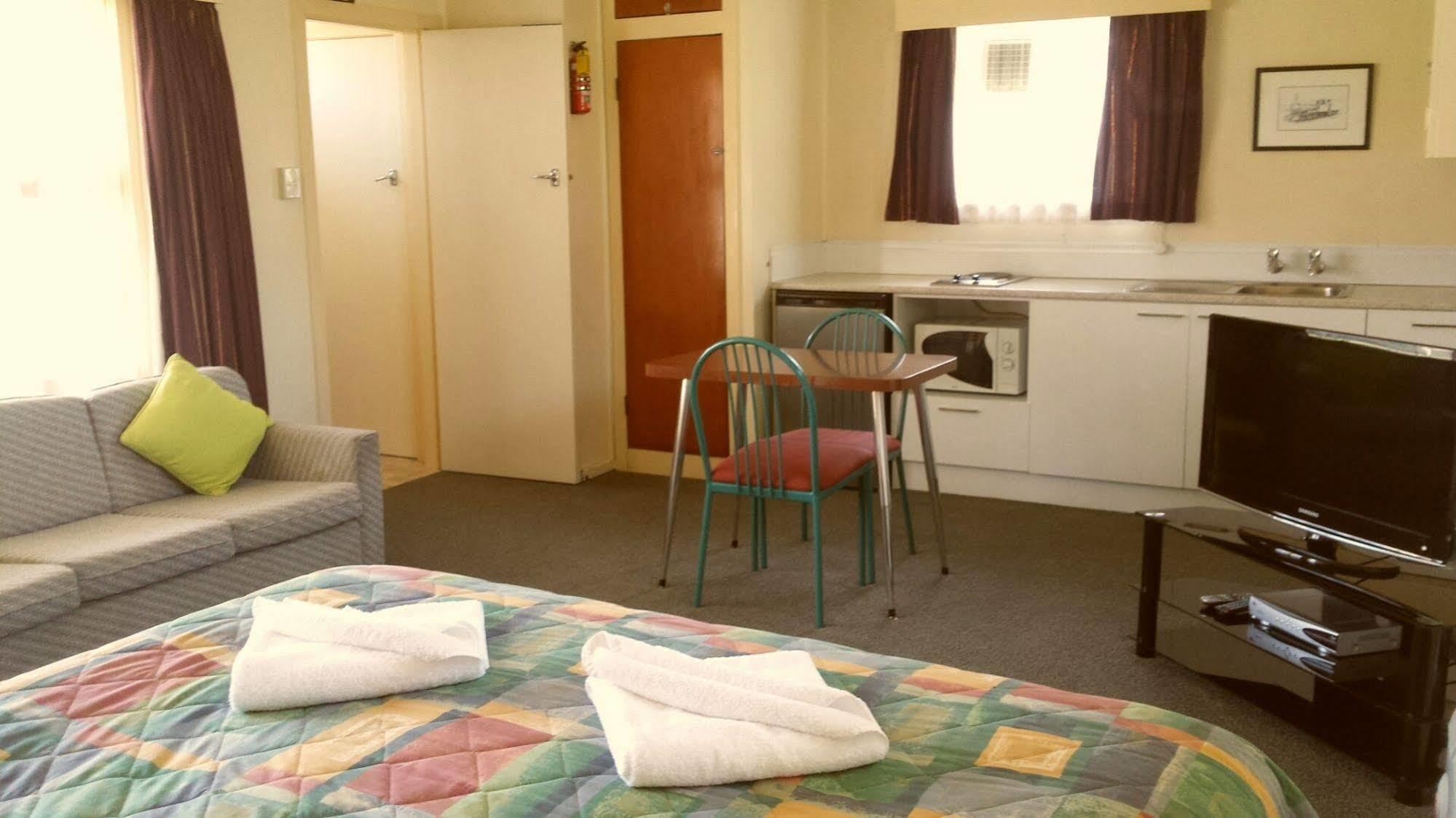 Lantern Court Motel Reefton Extérieur photo